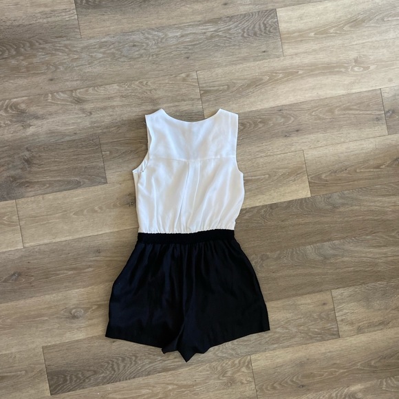 Classic black and white romper - Picture 3 of 4